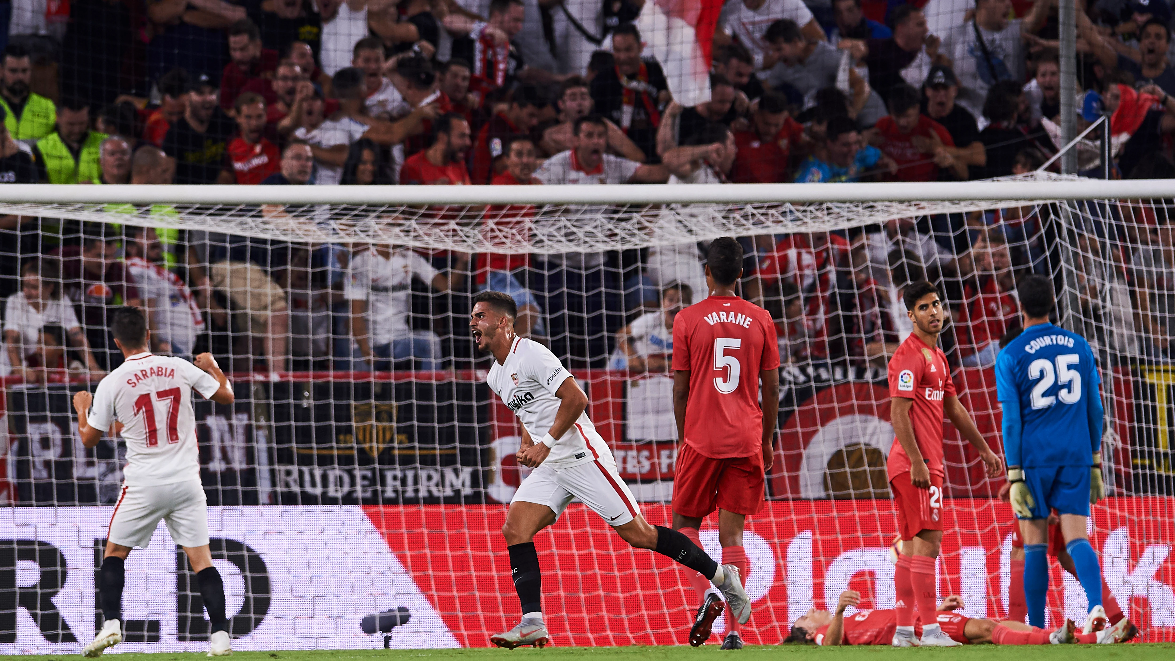 André Silva celebra uno de sus goles contra el Real Madrid