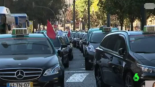 Varios taxis en Lisboa durante la huelga del sector Varios taxis en Lisboa durante la huelga del sector