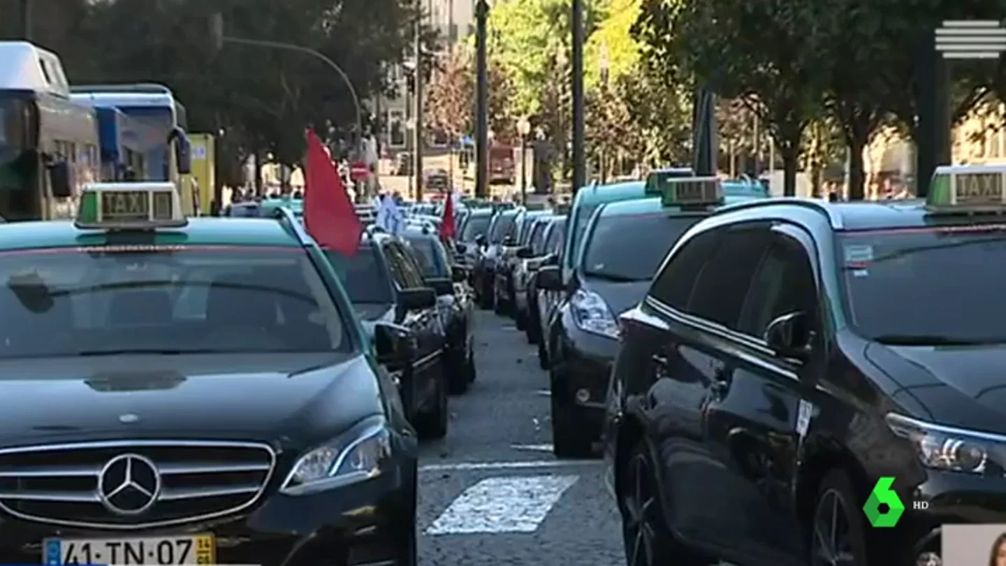 Varios taxis en Lisboa durante la huelga del sector Varios taxis en Lisboa durante la huelga del sector