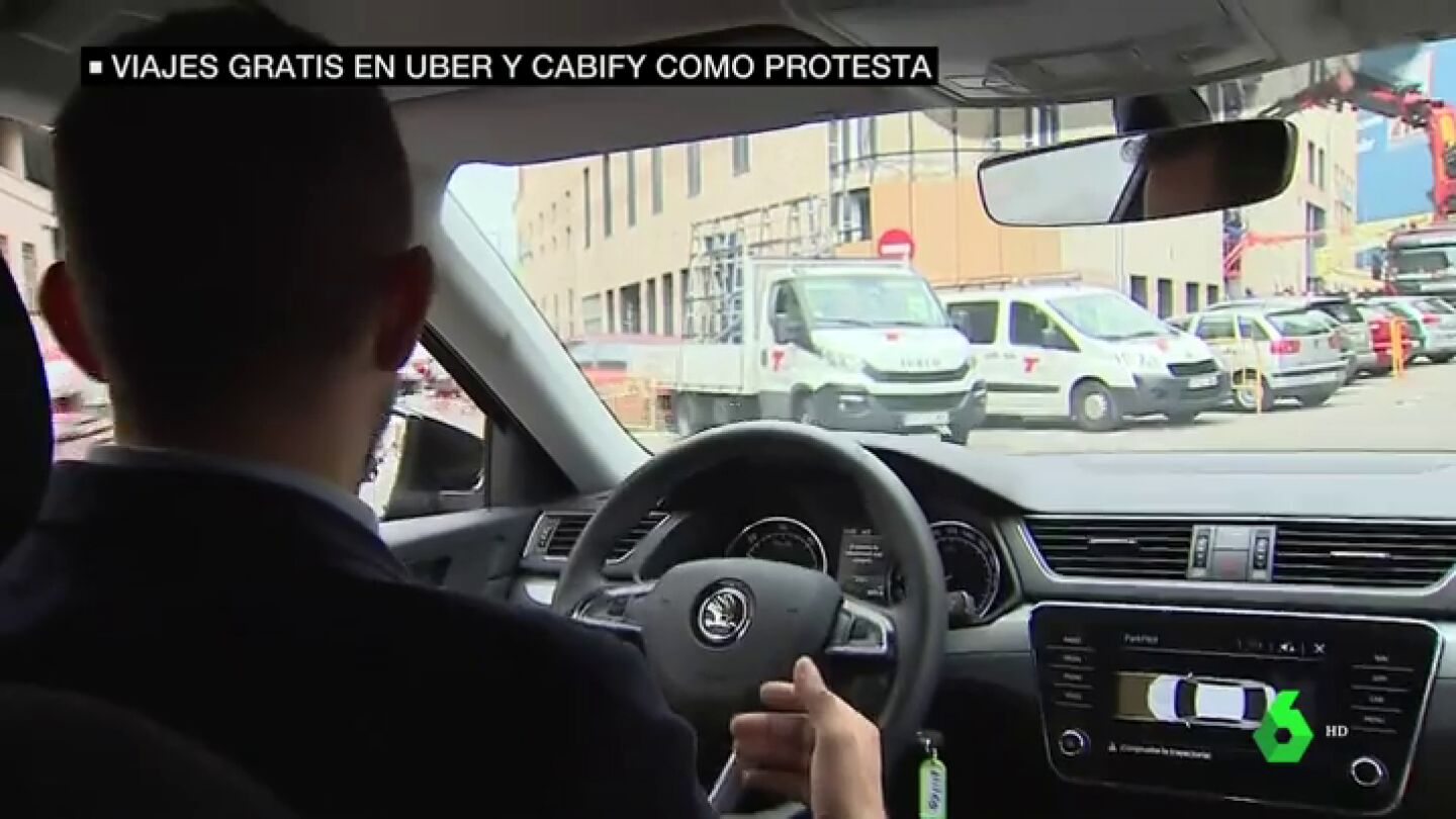 Nos subimos a un coche VTC en su huelga a la japonesa para hablar con clientes y trabajadores: "Nosotros tambi&eacute;n queremos comer"