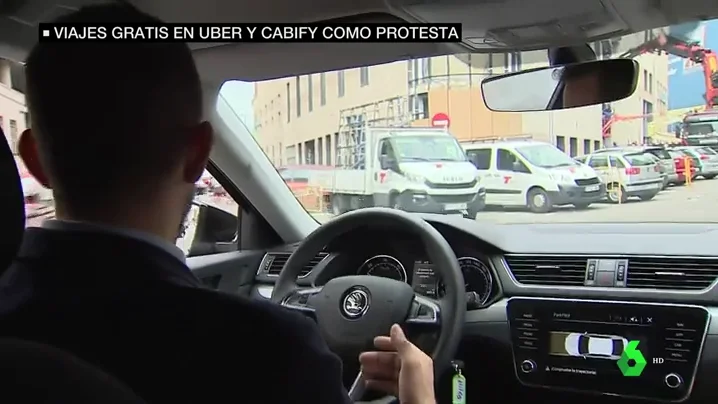 Nos subimos a un coche VTC en su huelga a la japonesa para hablar con clientes y trabajadores: "Nosotros también queremos comer"