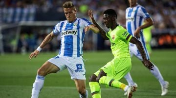 Dembelé intenta zafarse de la defensa del Leganés