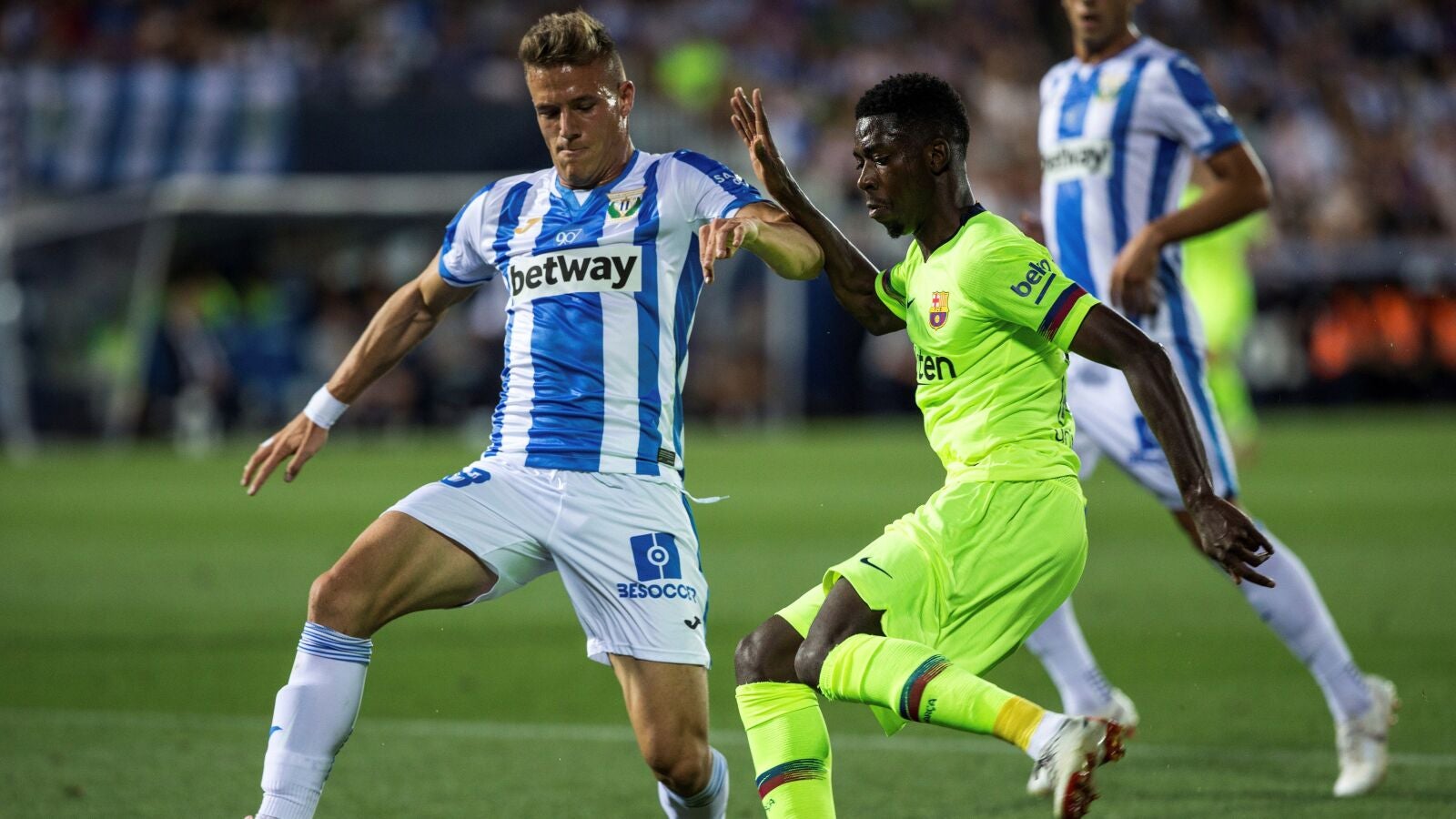 Dembel&eacute; intenta zafarse de la defensa del Legan&eacute;s