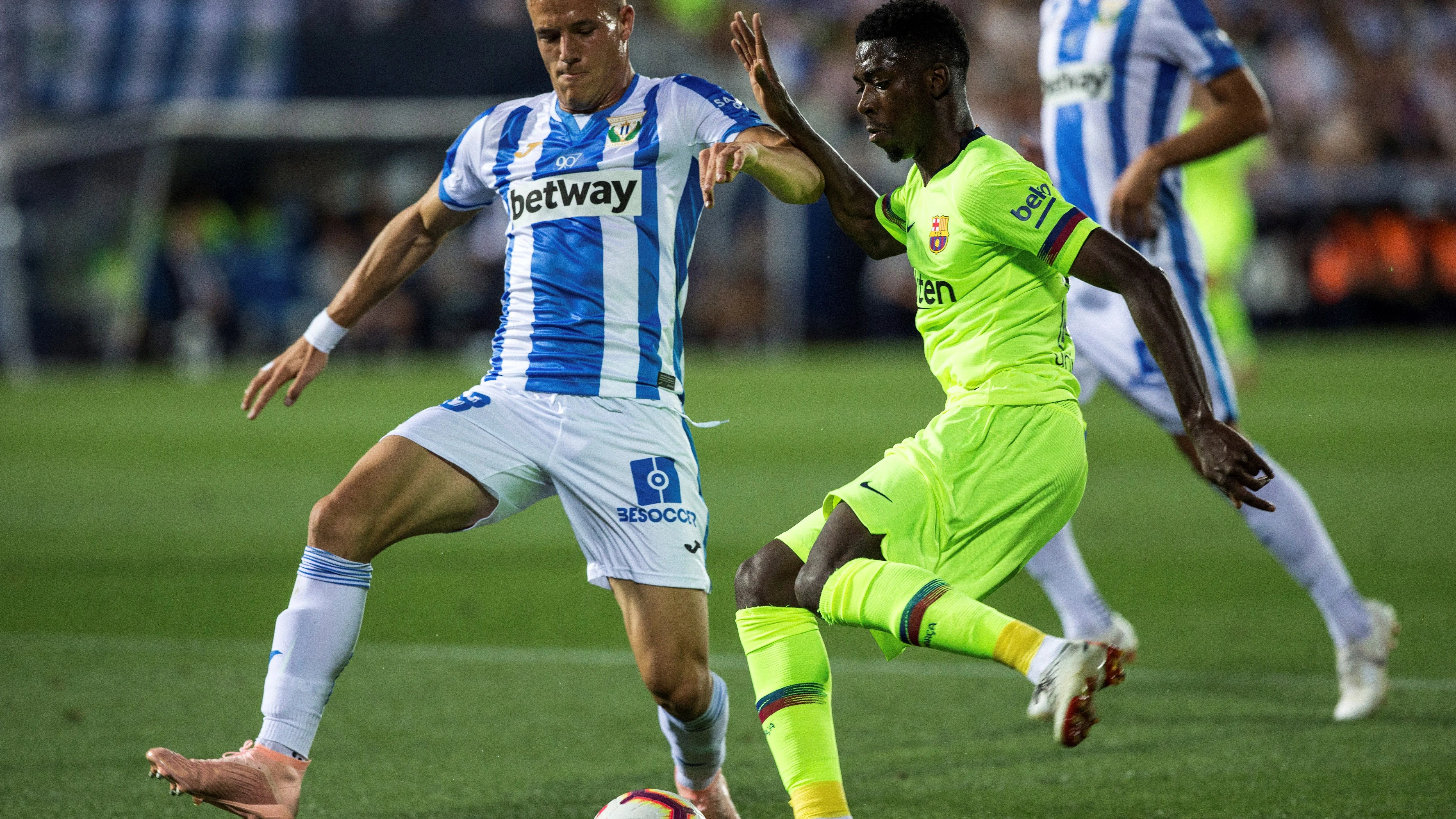 Dembelé intenta zafarse de la defensa del Leganés