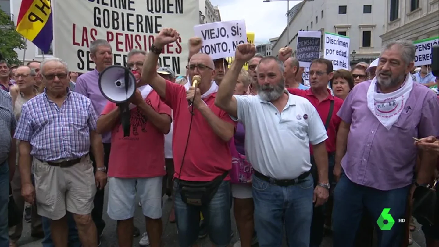 Los pensionistas cortan el tráfico unos minutos en la Carrera de San Jerónimo Los pensionistas cortan el tráfico unos minutos en la Carrera de San Jerónimo