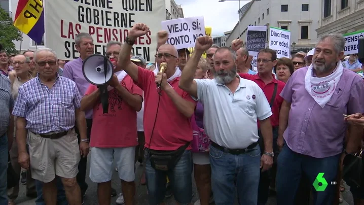 Los pensionistas cortan el tráfico unos minutos en la Carrera de San Jerónimo Los pensionistas cortan el tráfico unos minutos en la Carrera de San Jerónimo