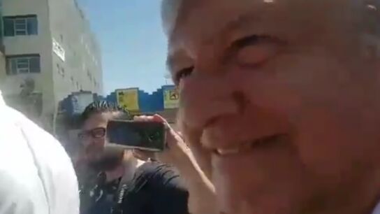 Imagen del presidente de M&eacute;xico tras dar el beso a una periodista
