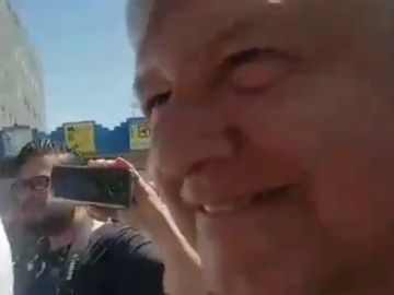 Imagen del presidente de México tras dar el beso a una periodista Imagen del presidente de México tras dar el beso a una periodista