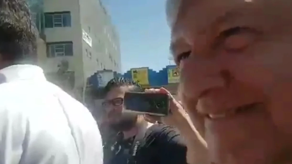 Imagen del presidente de México tras dar el beso a una periodista Imagen del presidente de México tras dar el beso a una periodista
