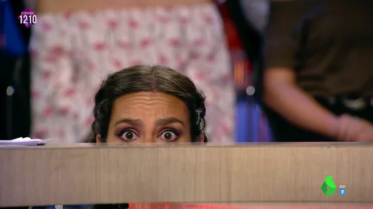 Cristina Pedroche se esconde debajo de la mesa de Zapeando Cristina Pedroche se esconde debajo de la mesa de Zapeando