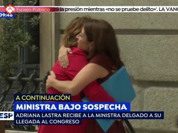 Dolores Delgado y Adriana Lastra se abrazan Dolores Delgado y Adriana Lastra se abrazan