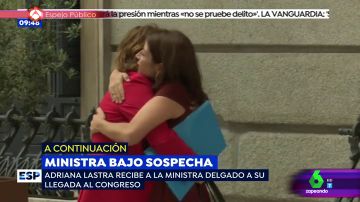 Dolores Delgado y Adriana Lastra se abrazan