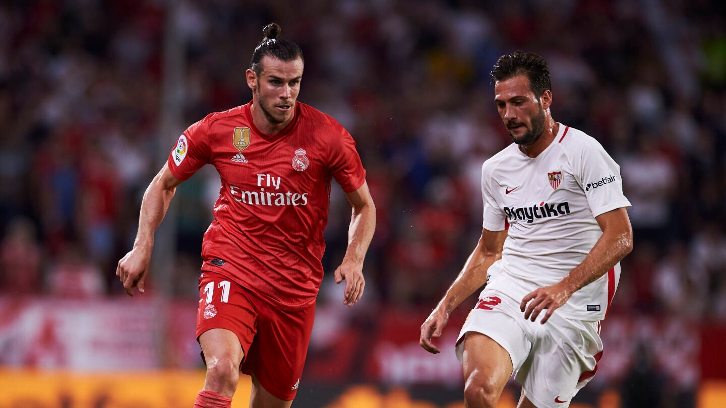 Bale conduce el bal&oacute;n durante el Sevilla - Real Madrid