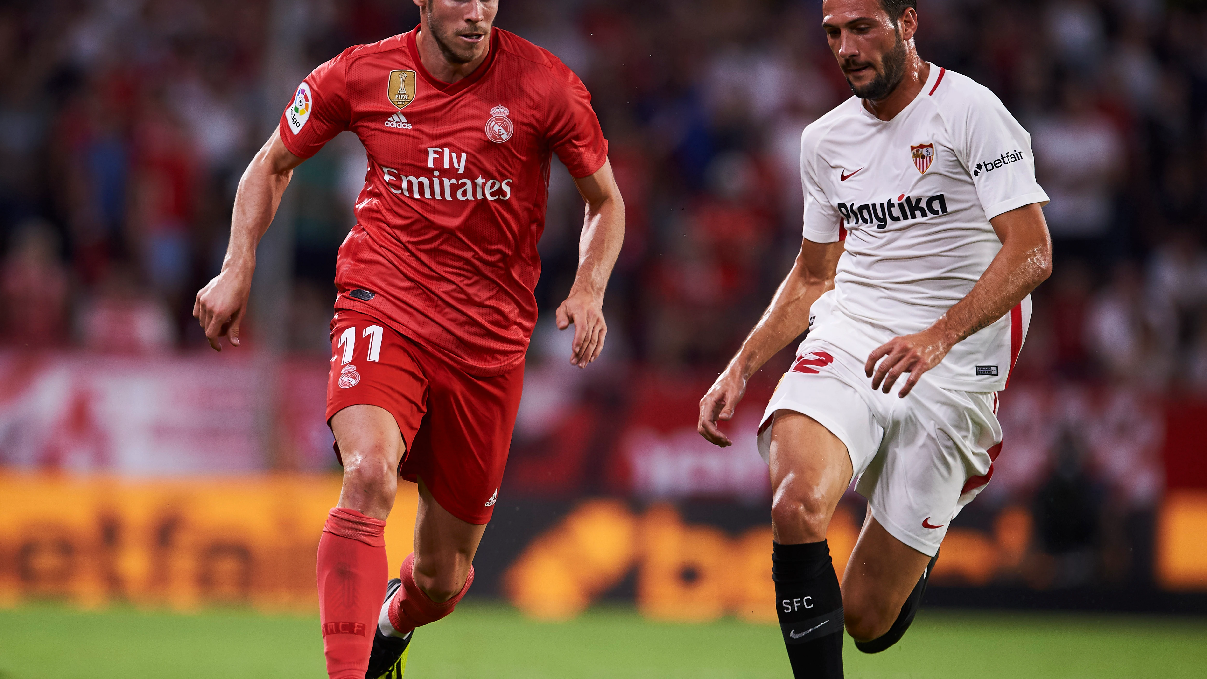 Bale conduce el balón durante el Sevilla - Real Madrid