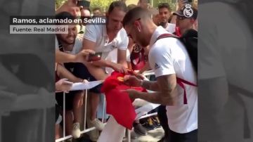 Gran recibimiento a Sergio Ramos en el hotel del Real Madrid en Sevilla