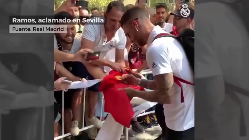 Gran recibimiento a Sergio Ramos en el hotel del Real Madrid en Sevilla