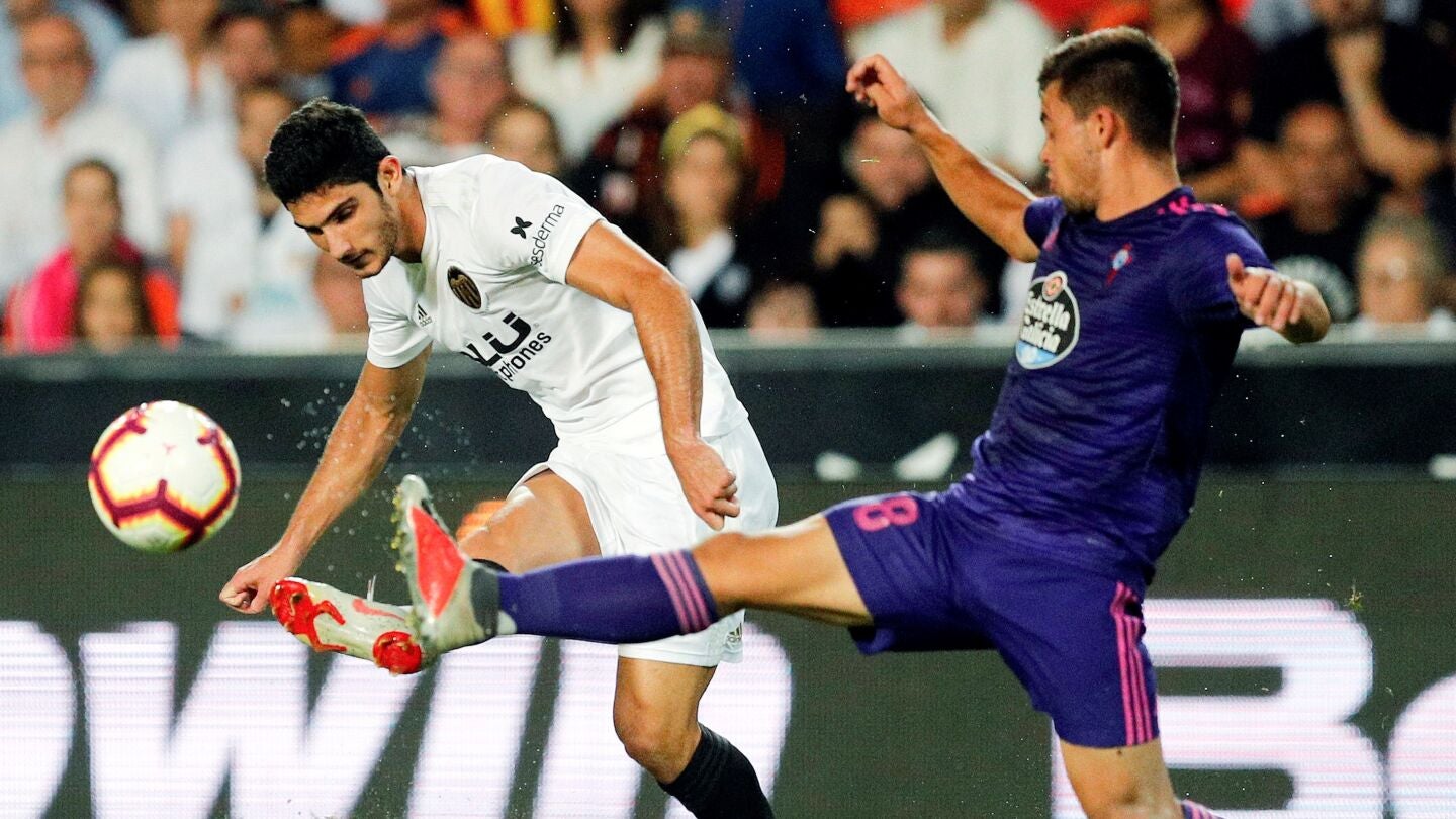 Guedes centra ante la defensa de Beltr&aacute;n