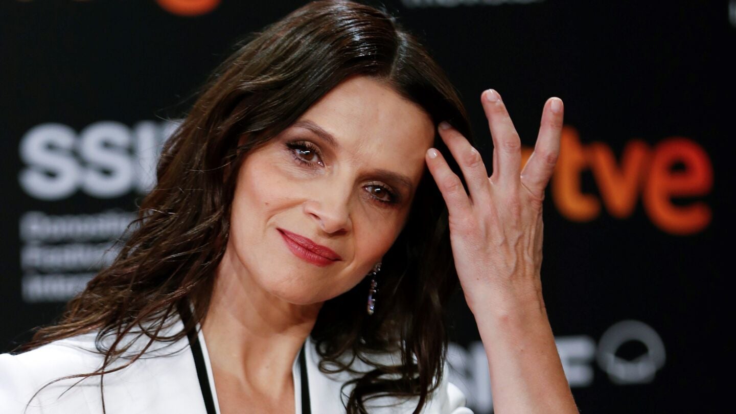 La actriz francesa Juliette Binoche posa en la alfombra roja momentos antes de la proyecci&oacute;n de su pel&iacute;cula 