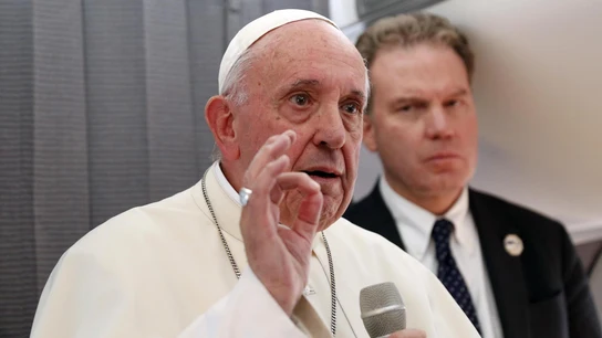 El papa Francisco habla con los medios de comunicación a bordo de un vuelo que salió de Tallin, Estonia, tras su visita a los países bálticos El papa Francisco habla con los medios de comunicación a bordo de un vuelo que salió de Tallin, Estonia, tras su visita a los países bálticos