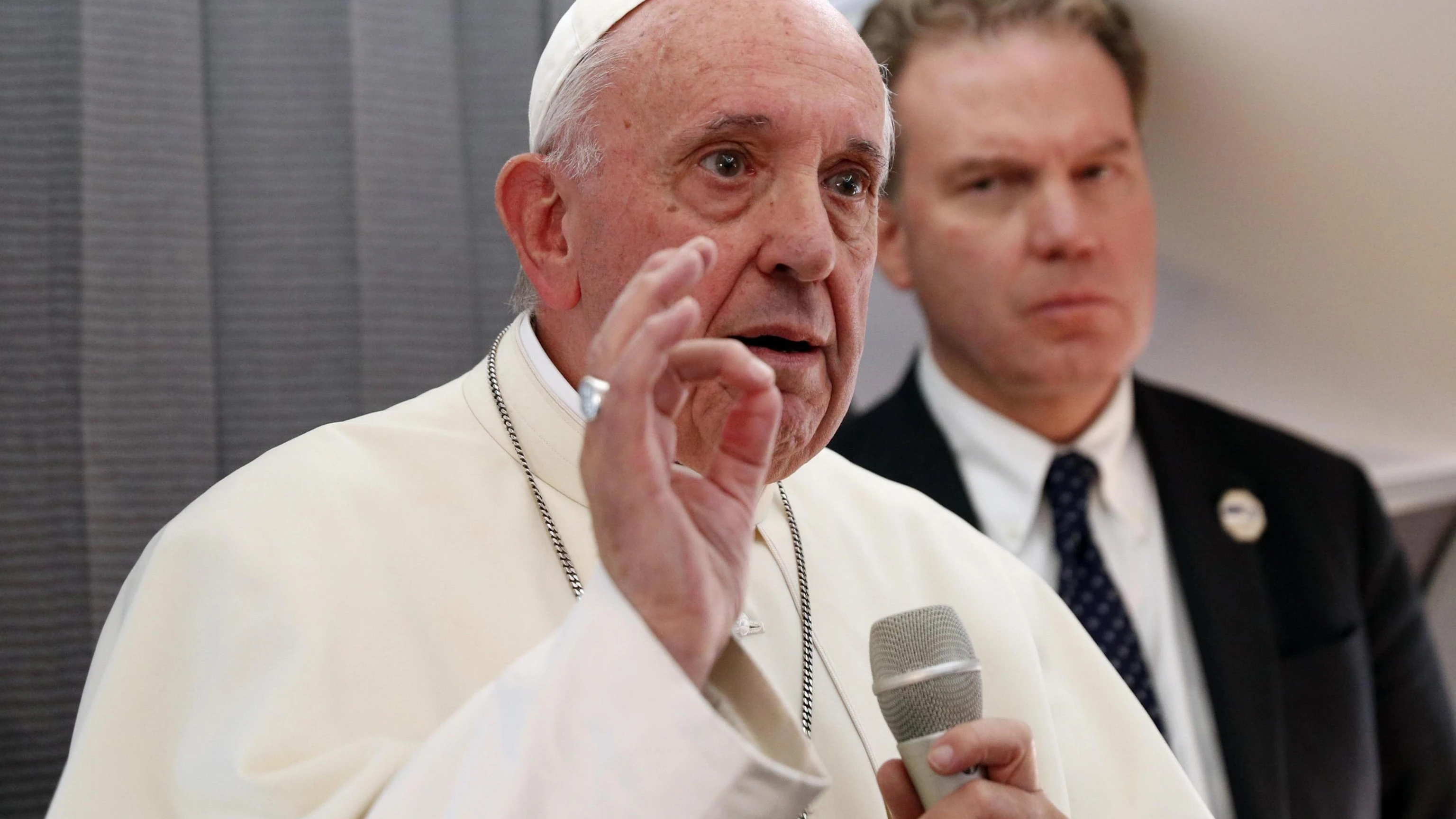 El papa Francisco habla con los medios de comunicación a bordo de un vuelo que salió de Tallin, Estonia, tras su visita a los países bálticos