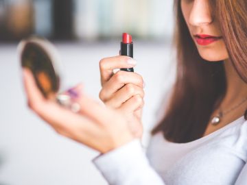 Trucos de maquillaje y peluquería para parecer más joven Trucos de maquillaje y peluquería para parecer más joven