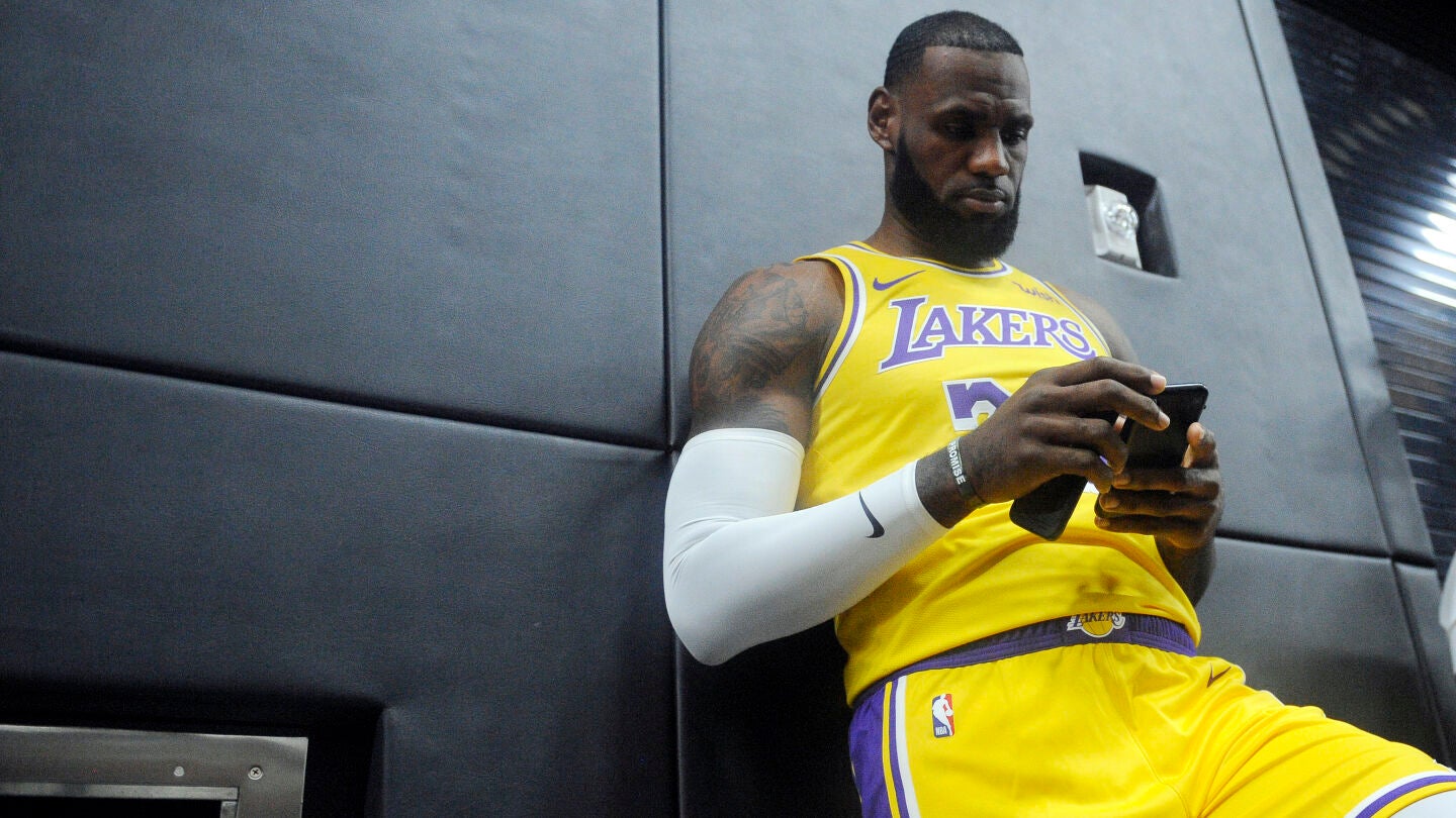 LeBron James mira su tel&eacute;fono m&oacute;vil en el 'Media Day' de Los &Aacute;ngeles Lakers