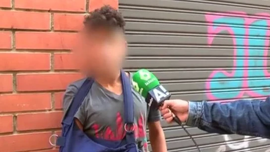 Menor migrante no acompañado hablando con Carlos Quílez Menor migrante no acompañado hablando con Carlos Quílez
