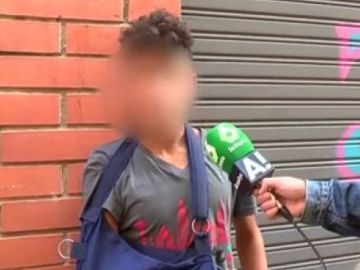 Menor migrante no acompañado hablando con Carlos Quílez Menor migrante no acompañado hablando con Carlos Quílez