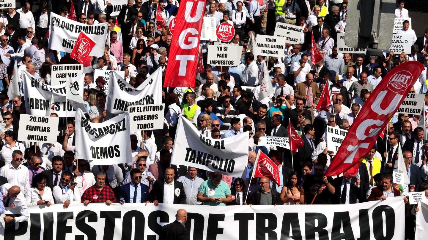 Cientos de ch&oacute;feres VTC protestan en Madrid por la norma que ultima Fomento