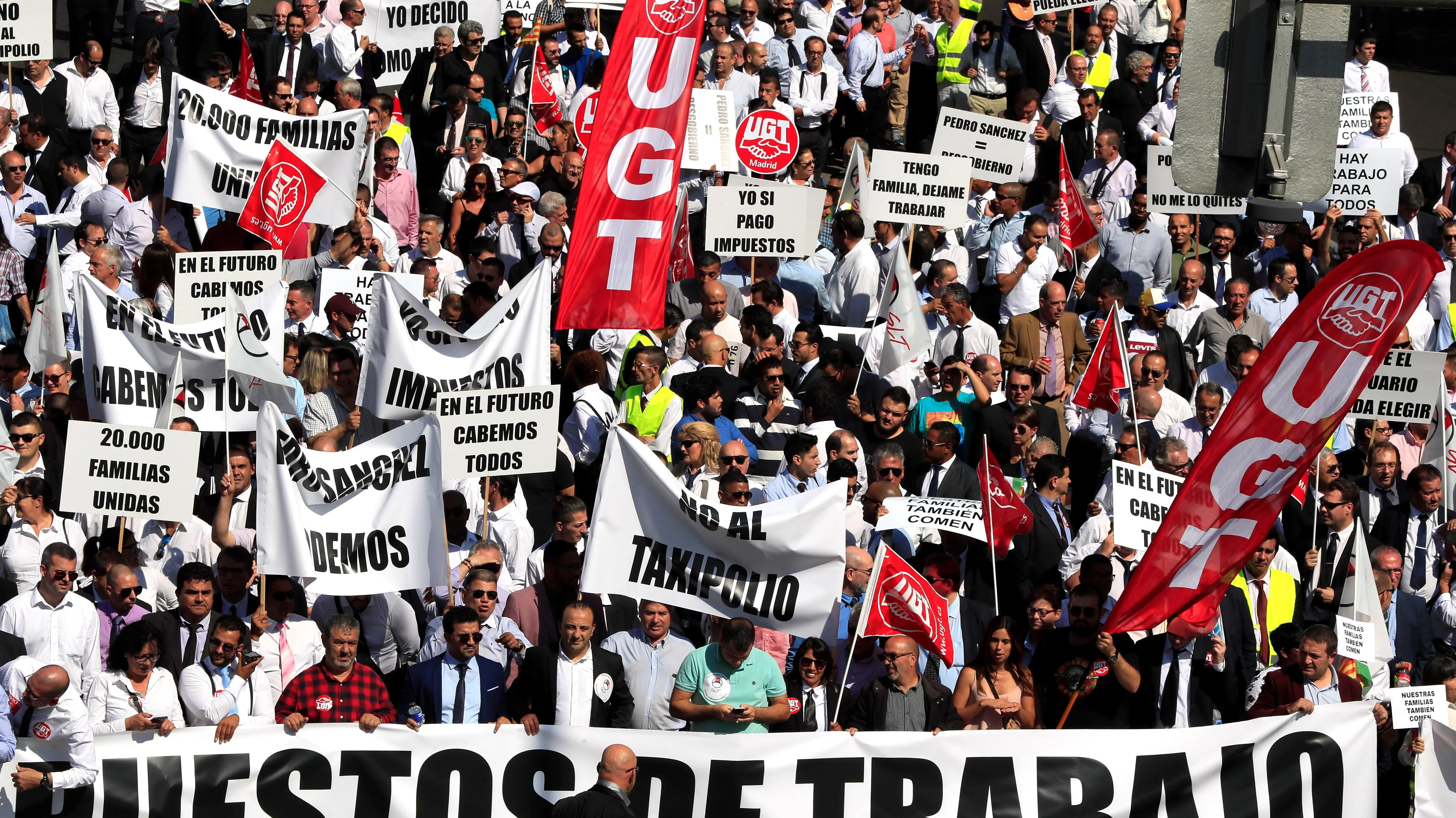 Cientos de chóferes VTC protestan en Madrid por la norma que ultima Fomento