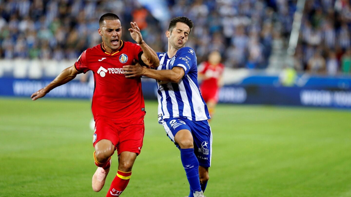 Bruno y Jonathan Rodr&iacute;guez pelean por el bal&oacute;n