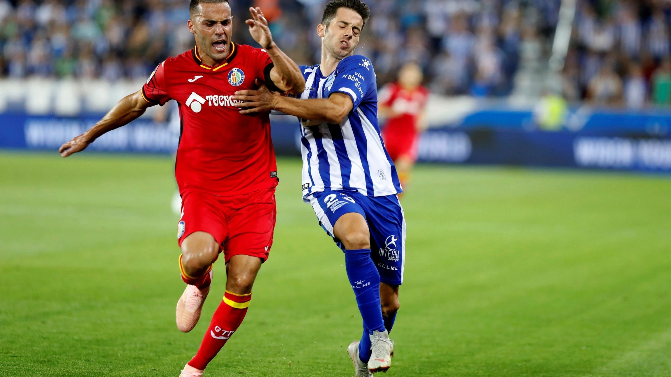 Bruno y Jonathan Rodríguez pelean por el balón