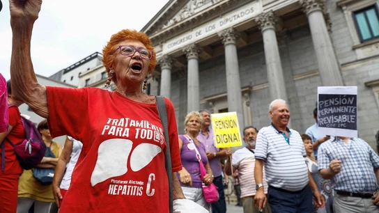 Un grupo de pensionistas frente al Congreso Un grupo de pensionistas frente al Congreso