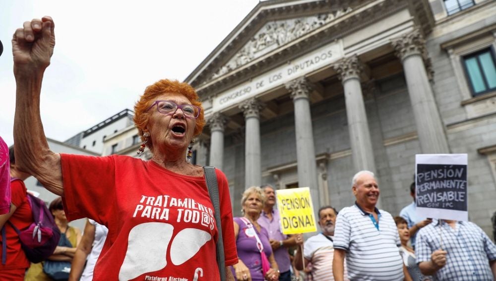 Un grupo de pensionistas frente al Congreso