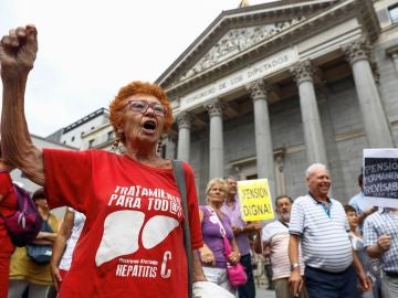 Un grupo de pensionistas frente al Congreso Un grupo de pensionistas frente al Congreso