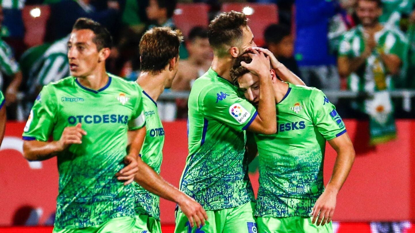 Los jugadores del Betis celebran el gol de Loren Mor&oacute;n contra el Girona