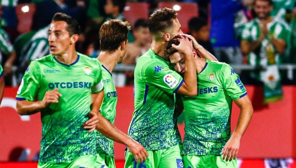 Los jugadores del Betis celebran el gol de Loren Morón contra el Girona