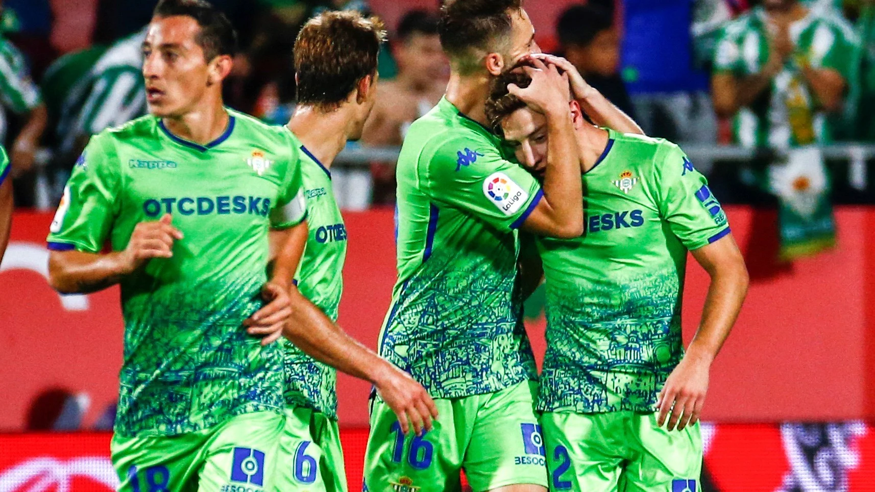 Los jugadores del Betis celebran el gol de Loren Morón contra el Girona