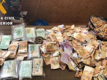 Imagen de los billetes recogidos por la Guardia Civil en el arcén Imagen de los billetes recogidos por la Guardia Civil en el arcén