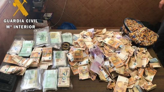 Imagen de los billetes recogidos por la Guardia Civil en el arcén