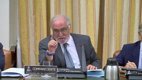 Las reformas del carné de conducir que propone la DGT: quitar más puntos por usar el móvil y por no llevar cinturón o casco Las reformas del carné de conducir que propone la DGT: quitar más puntos por usar el móvil y por no llevar cinturón o casco