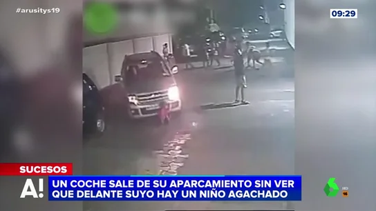 Un coche pasa por encima de un niño Un coche pasa por encima de un niño