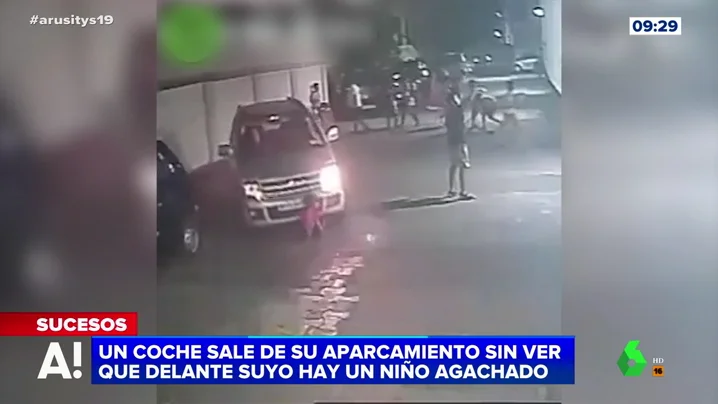 Un coche pasa por encima de un niño