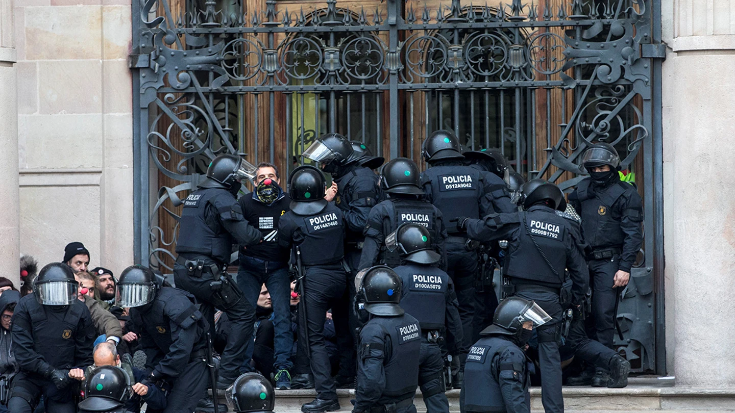 Agentes de los Mossos d'Esquadra desalojan a decenas de personas concentradas ante el TSJC (Archivo) Agentes de los Mossos d'Esquadra desalojan a decenas de personas concentradas ante el TSJC (Archivo)