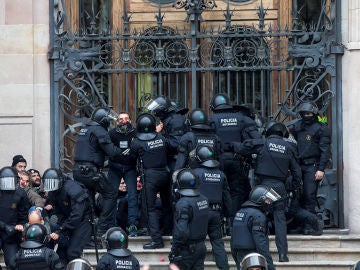 Agentes de los Mossos d'Esquadra desalojan a decenas de personas concentradas ante el TSJC (Archivo) Agentes de los Mossos d'Esquadra desalojan a decenas de personas concentradas ante el TSJC (Archivo)