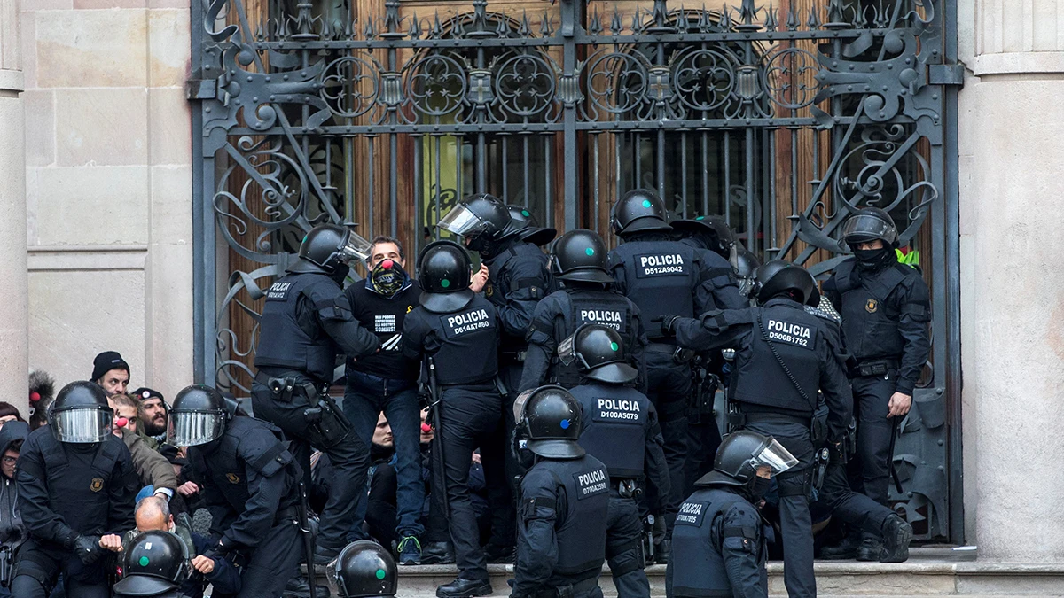 Agentes de los Mossos d'Esquadra desalojan a decenas de personas concentradas ante el TSJC (Archivo)