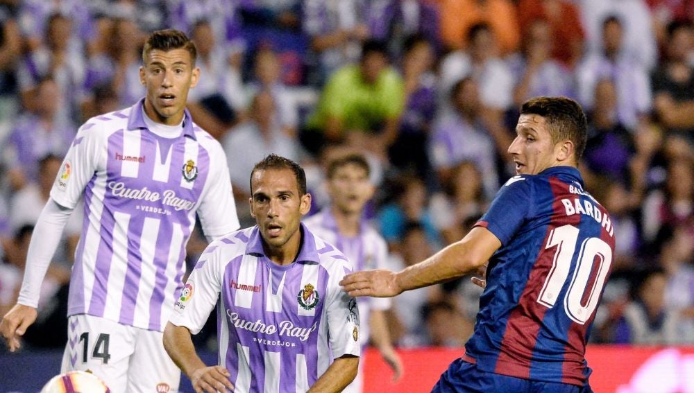 Nacho y Bardhi luchan por el balón durante el Valladolid - Levante