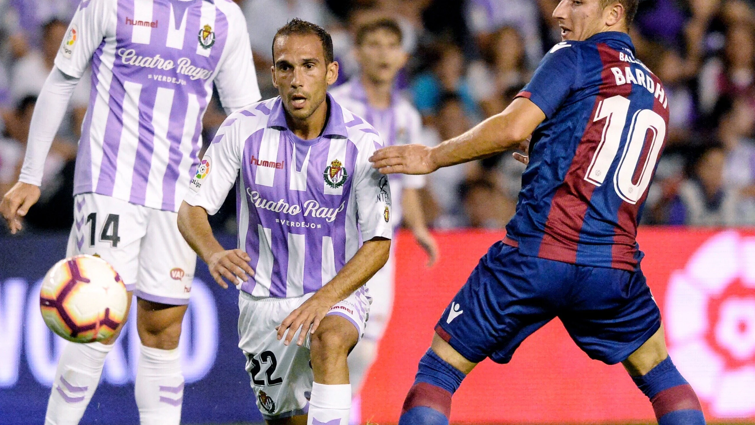 Nacho y Bardhi luchan por el balón durante el Valladolid - Levante