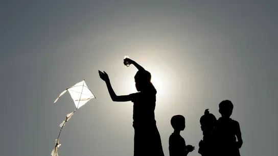 Imagen de archivo de un grupo de niños jugando Imagen de archivo de un grupo de niños jugando