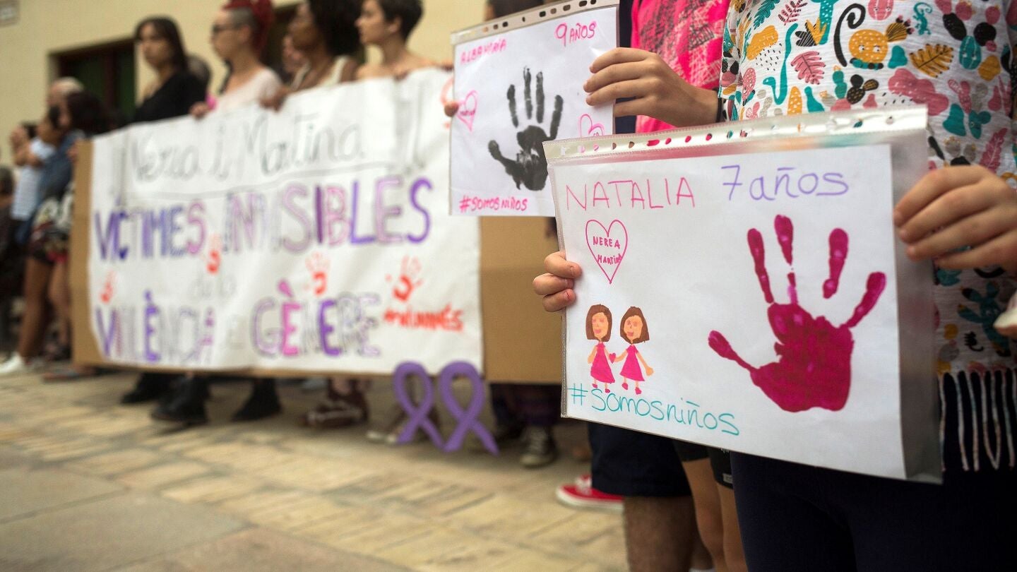 Concentraci&oacute;n en la Plaza Mayor de Castell&oacute;n en repulsa por el asesinato de Nerea y Martina